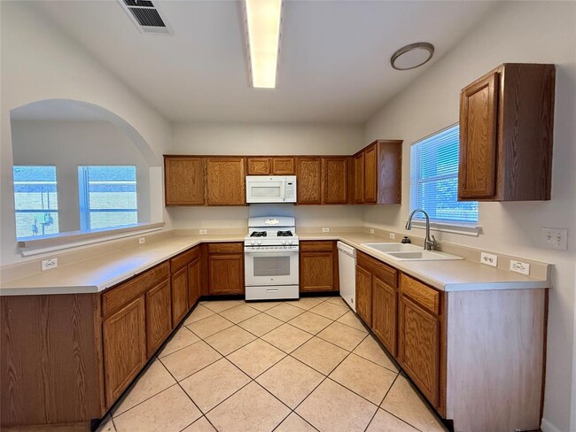 Building Photo - 702 Estancia Way