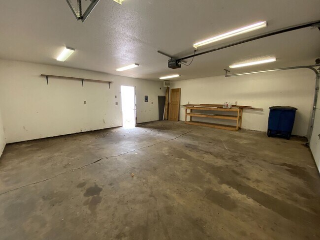 Building Photo - 4 Bedroom Townhome by Moorhead High School!