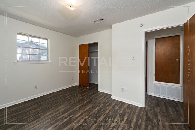Building Photo - Brick 3BD 2BA with Large Private Yard!