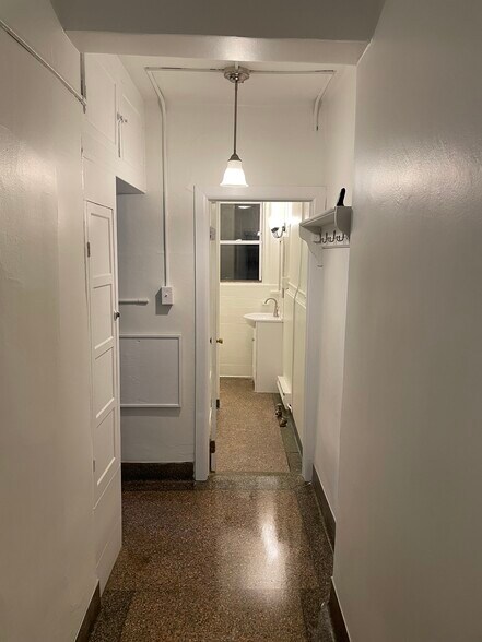 Building Photo - 608 S 24th St