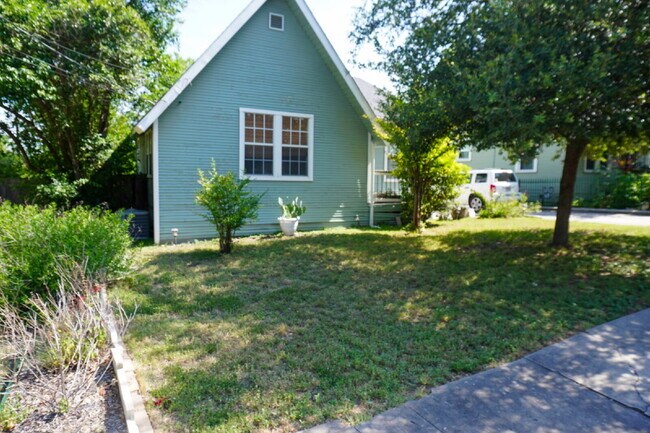 Building Photo - Charming Alta Vista Bungalow  ** Zero Secu...