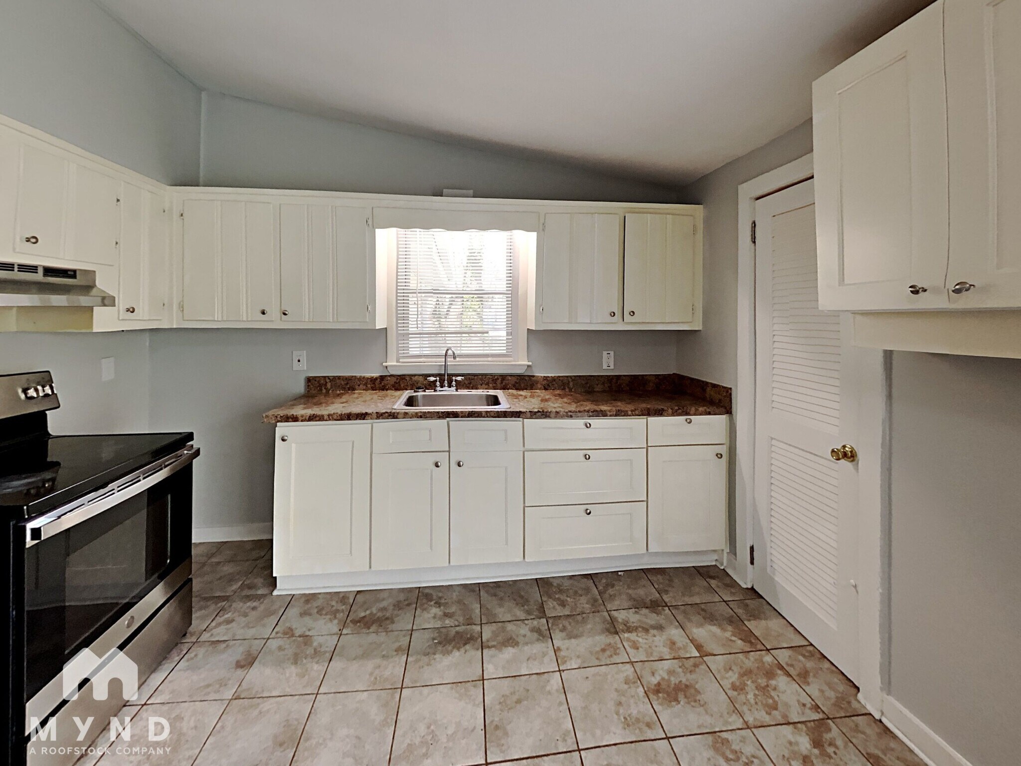 Building Photo - 682 Milford Dr SW