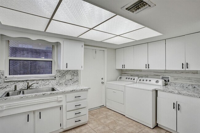 Building Photo - 4240 NW 21st Ave