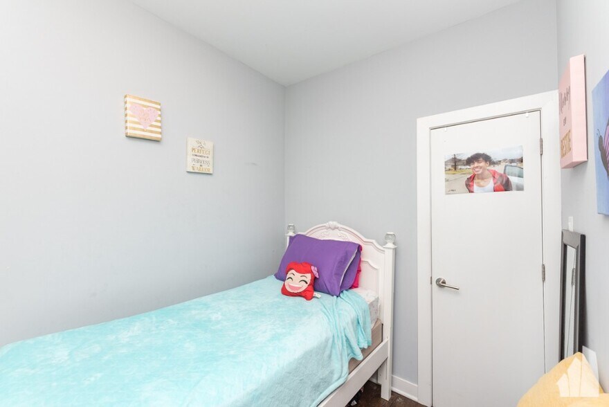 Building Photo - 1431 N Springfield Ave