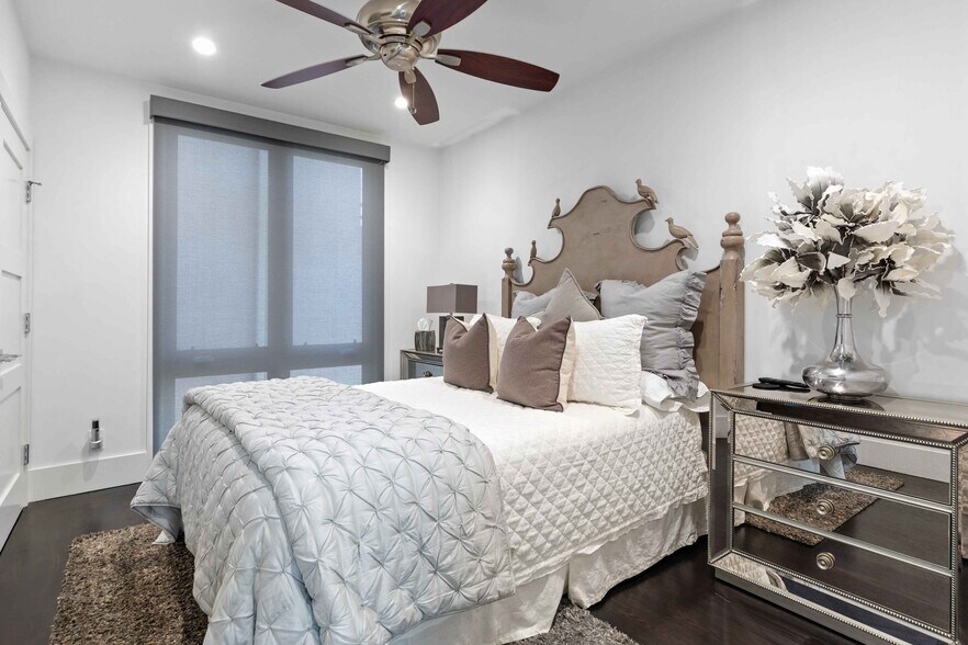 Building Photo - 716 Manhattan Ave