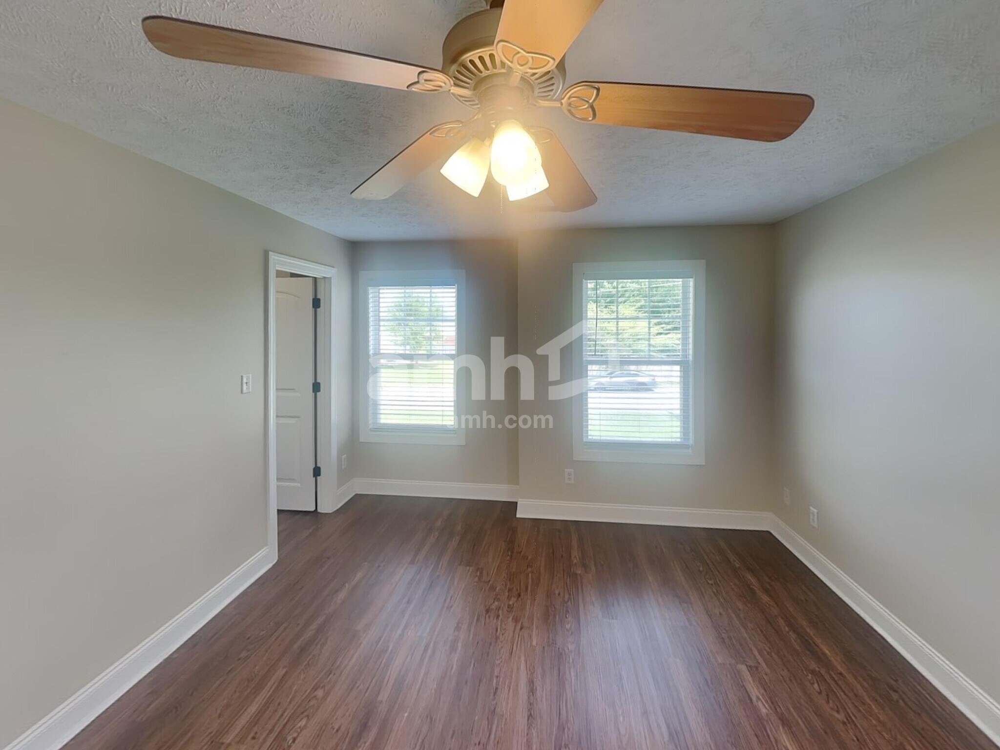 Building Photo - 1131 Longwood Dr