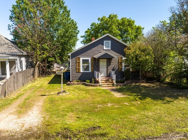 Building Photo - Freshly Updated 2 Bedroom House