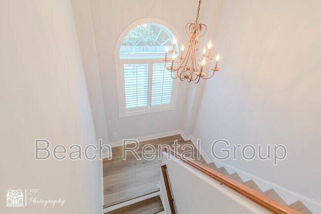 Building Photo - 516 Hillside Dr S