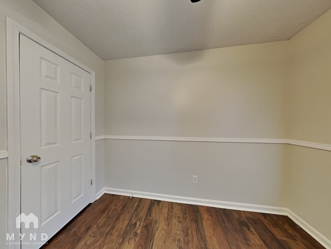Building Photo - 207 Lake Forest Dr