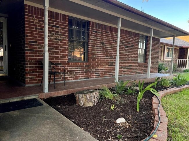 Building Photo - 825 Manor Dr