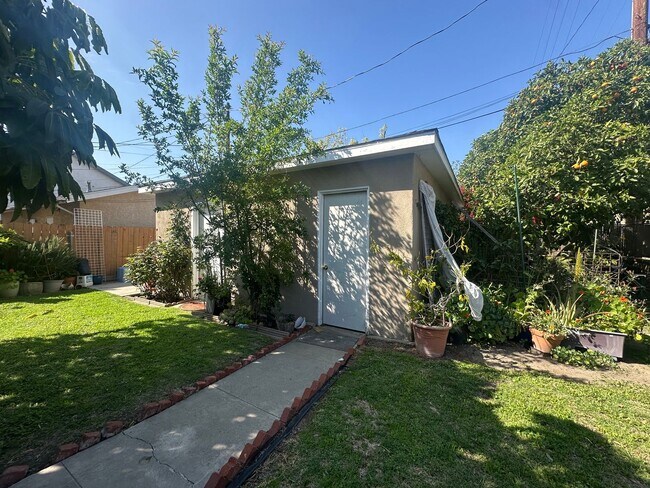 Building Photo - $500 OFF 1ST MONTHS RENT! Bright 2 Bedroom...