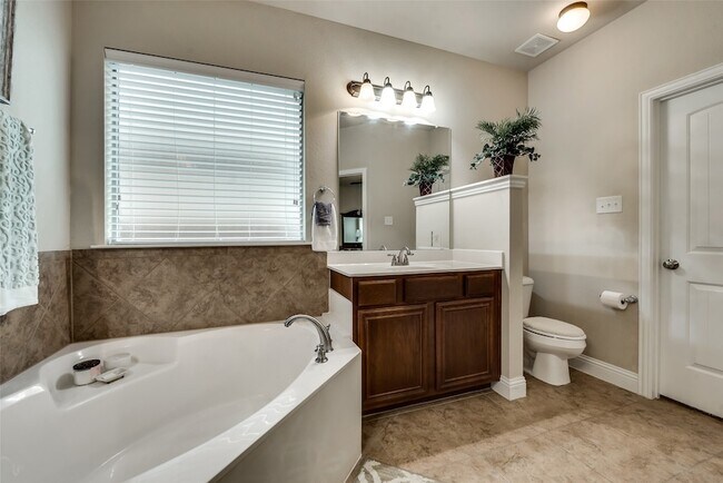 Building Photo - 1325 Realoaks Dr
