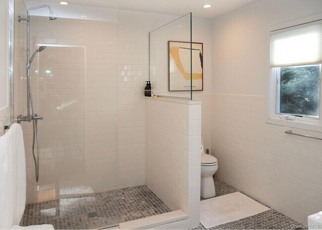 Building Photo - 5 Southwood Ln