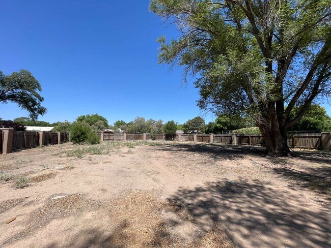 Building Photo - Room to Spread Out! South Valley 3bd on a ...