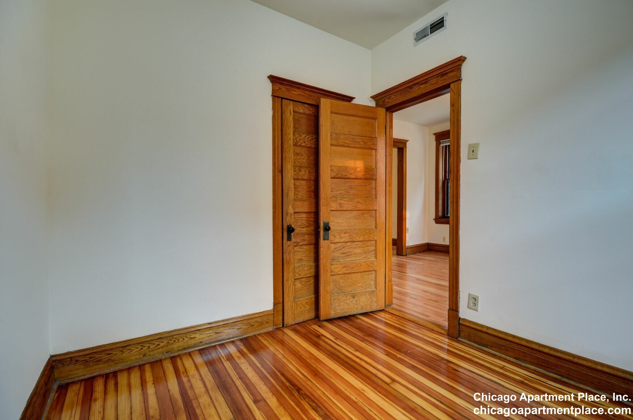 Building Photo - 3914 N Greenview Ave