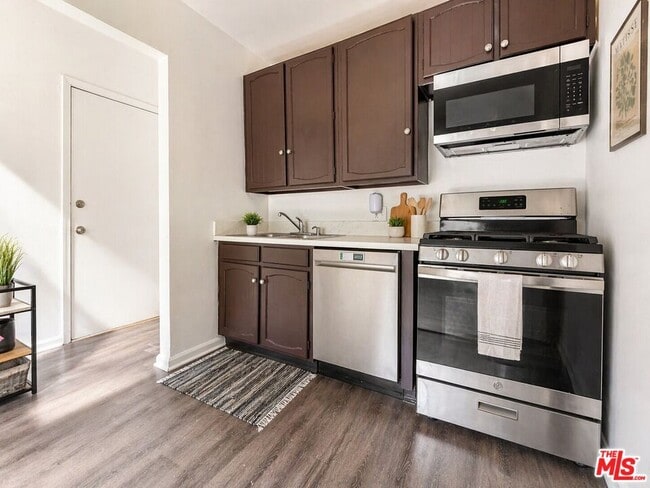 Building Photo - 1133 W 36th Pl