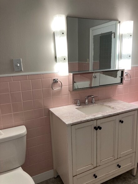 Building Photo - 1408 W Koenig St