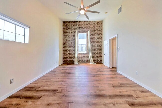 Building Photo - Stylish Two Story Townhome in the Cedars District of Dallas