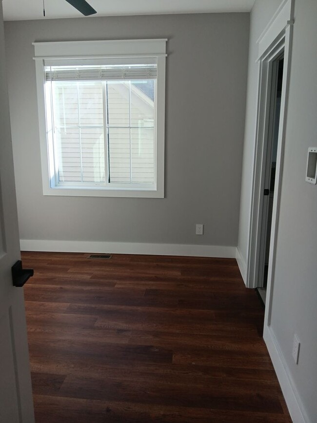 Building Photo - Spacious 6BR Townhome Near UTK | Private B...