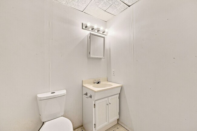 Building Photo - 322 Whispering Oaks Dr