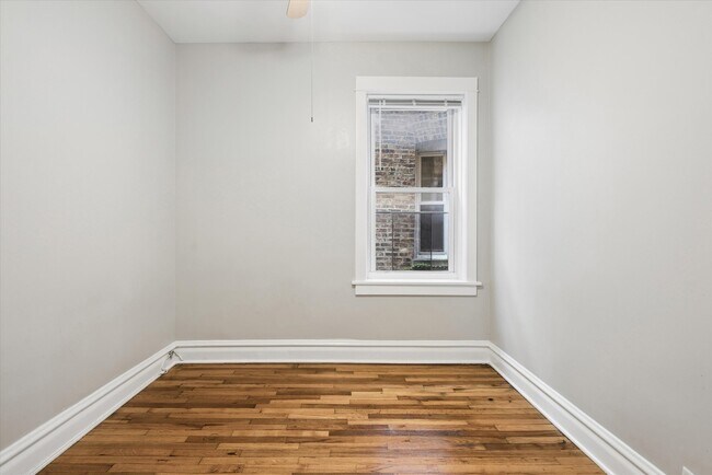 Building Photo - 5147 W Cullom Ave
