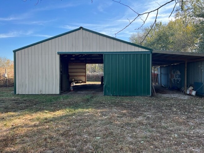 Building Photo - Country Living with all the Extras!