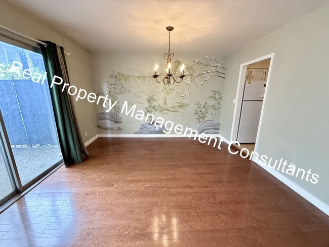 Building Photo - Beautiful Condo on the Plaza with City Vie...