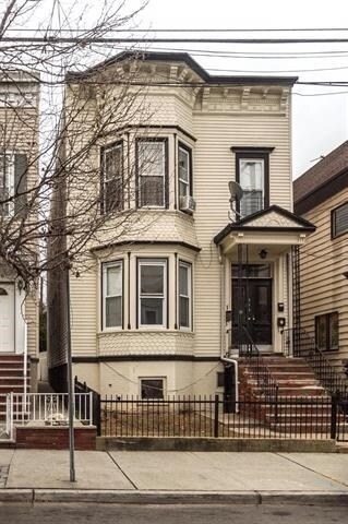 Building Photo - 888 Summit Ave