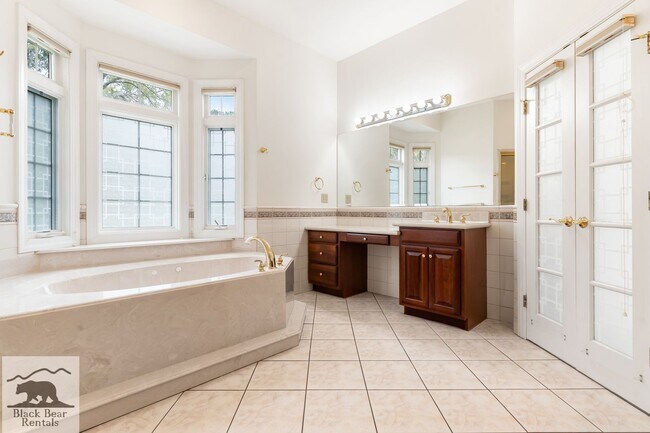 Building Photo - South AVL - Grand Residence in The Cotswol...