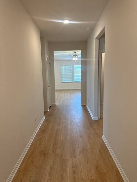 Building Photo - 833 Birdie Dr