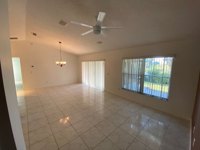 Building Photo - 3/2/2 great location