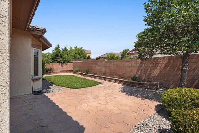 Building Photo - 224 Valle Alto Dr NE