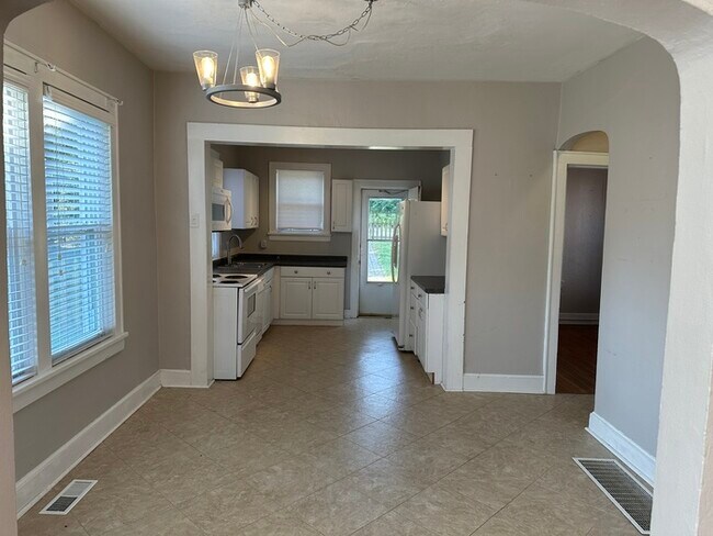 Building Photo - Charming Home 2 Bedroom 1 Bath Home In Krkwood, Mo.