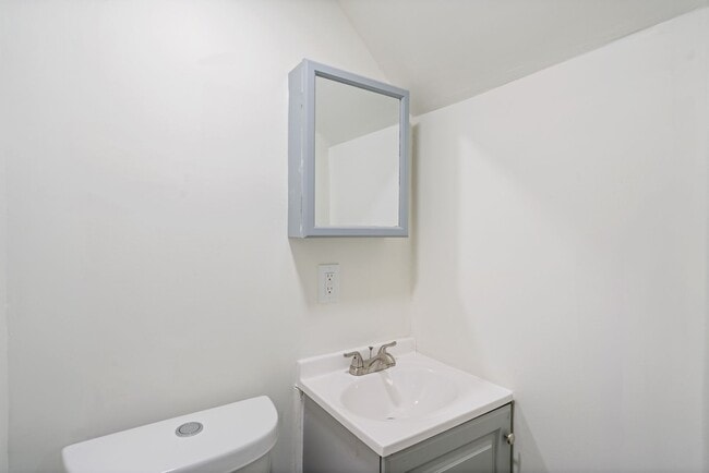 Building Photo - Stunning 4 bedroom home in Brookline available now!