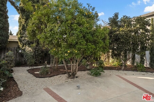 Building Photo - 15005 Killion St