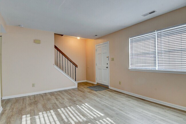 Building Photo - TOWNHOME FOR RENT - HAMPTON!