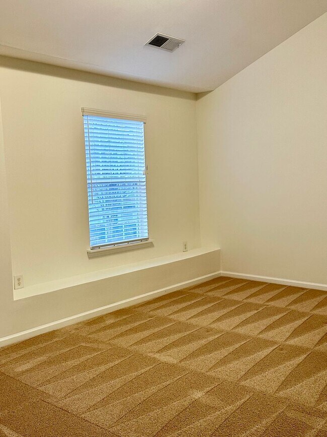 Building Photo - Ballantyne 2-bedroom Townhome ready now!