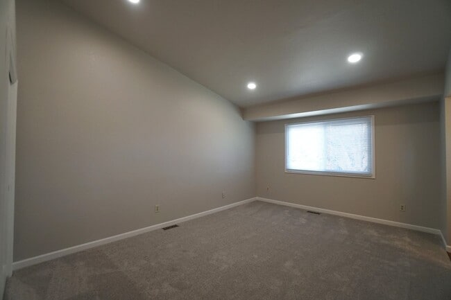 Building Photo - 3070 Mirage Dr