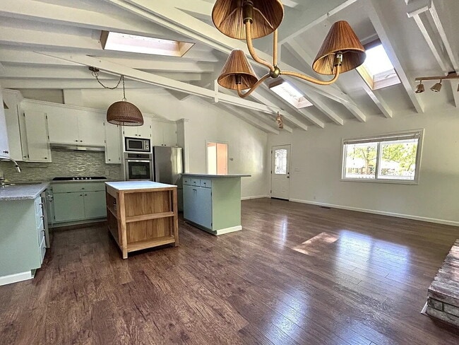 Building Photo - Charming upstairs Guerneville duplex. This home is close to town and has river access