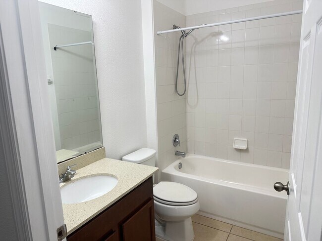 Building Photo - 477 Kestrel Dr