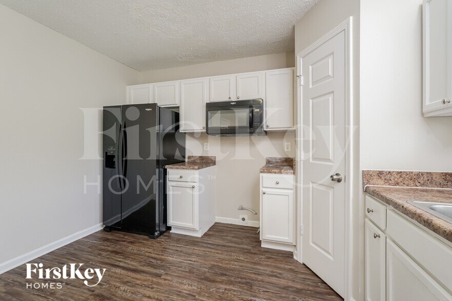 Building Photo - 3737 Eskdale Dr