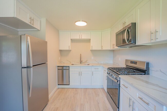 Building Photo - Newly Remodeled Large 2 Bedroom!