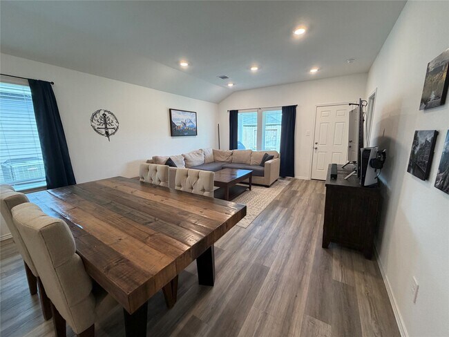 Building Photo - 1135 Juniper Vis Dr