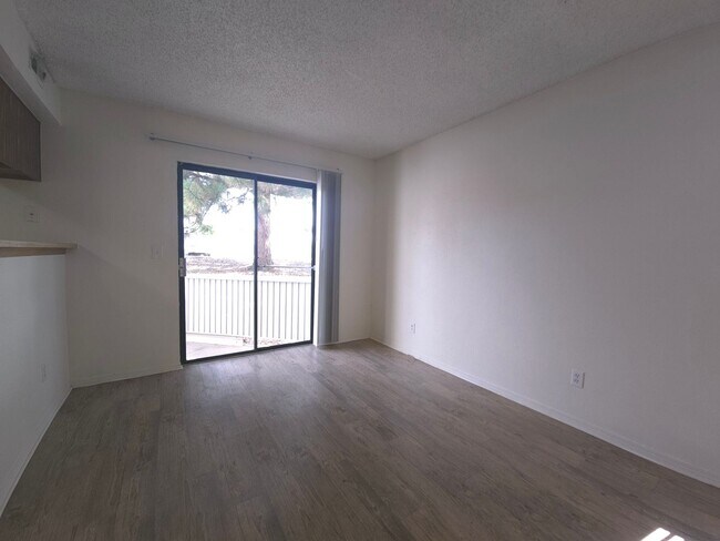 Building Photo - Ground floor condo, feels like home!