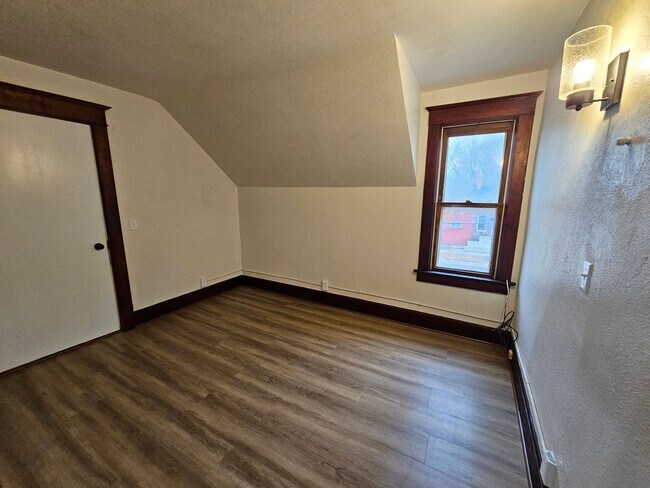 Building Photo - 318 8th St