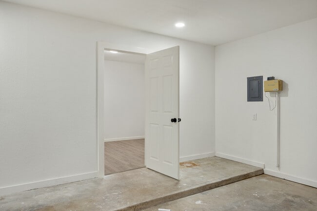 Building Photo - 119 E Samuel St