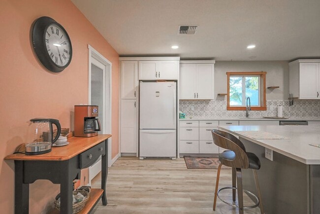 Building Photo - Full Furnished, Cozy Country Cottage Available for short term rental