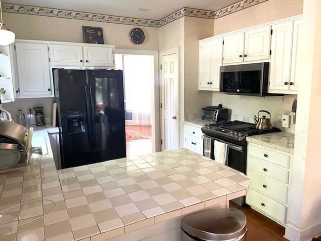Building Photo - HISTORIC DOWNTOWN  3 bedroom 2.5 bath home