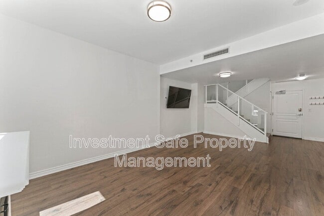 Building Photo - 300 W Beech St