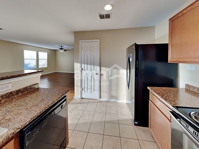 Building Photo - 523 Cormorant